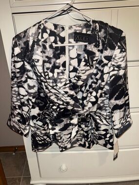 Alex Evenings Black & White Abstract Printed Wrap Blouse Sz Medium NWT